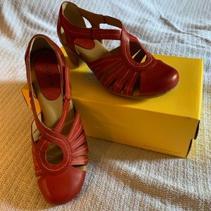 Softspots sandals in cardinal red, size 10W, NIB